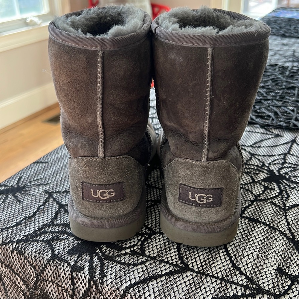 Girls UGG boots EUC.